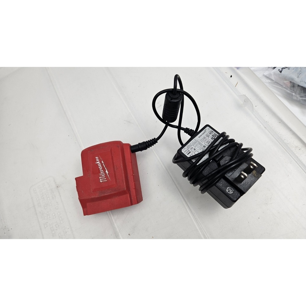 Milwaukee M18 18 Volt USB Charger Lithium Ion Cordless Power Source Power Tool